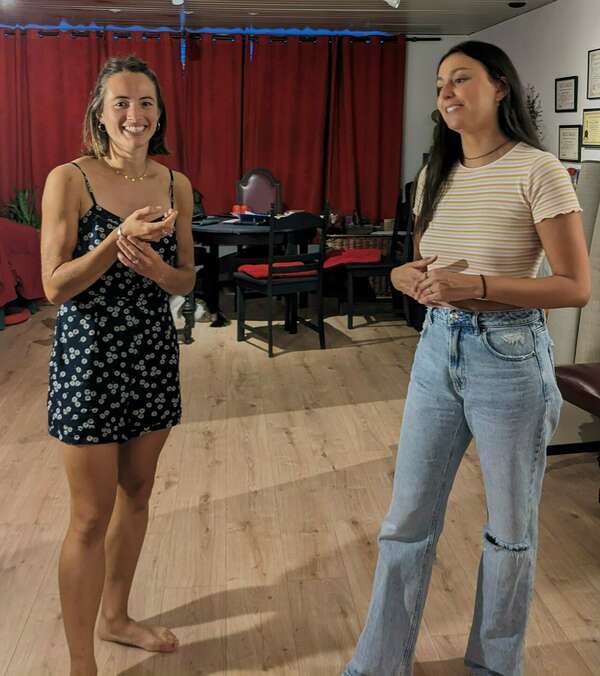 J’hésite : suivre des cours de Théâtre, improvisation et humour ou des cours de Prise de Parole et confiance en soi?