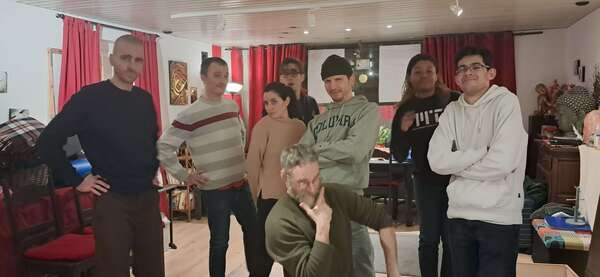 Atelier théâtre, improvisation et humour pour adultes à Bruxelles : oser pas à pas