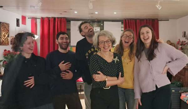 Le plaisir de faire rire… et d’en rire : un levier puissant en théâtre