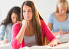Jeune adolescente réservée en classe pendant un cours