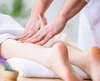 pieds nus sur table de massage dans espace zen