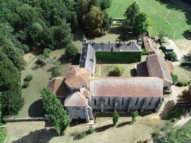 vue-aerienne-de-l-abbaye-de-beaulieu-en-2020-avant-les-travaux