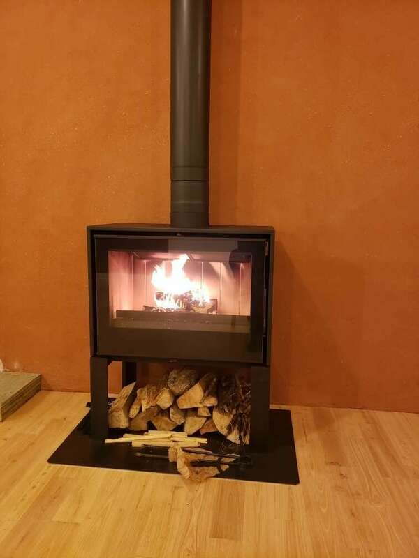 Poêle à Bois : Un Nouveau Projet Chaleureux Transforme une Maison en Cocon Écologique