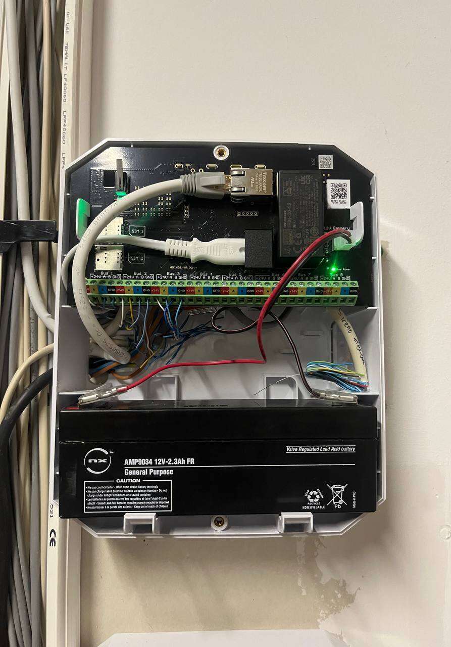 Centrale Ajax Hub Hybrid filaire NFA2P — installation Saint-Lô