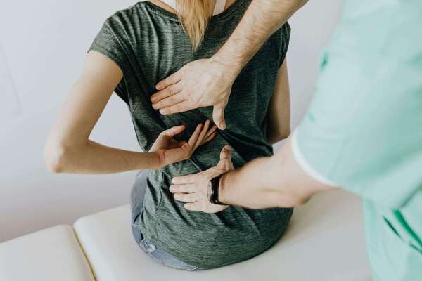 Ostéopathie et scoliose : comprendre la pathologie et le rôle de l'ostéopathe à Vitrolles