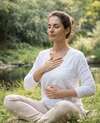 Sophrologie : « Femme pratiquant un exercice de respiration dans un environnement calme.