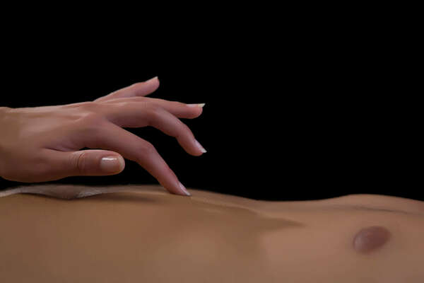 Le massage tantrique : caresser autrement