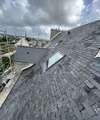 maison moderne avec panneau solaire et jardin