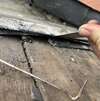 gouttelettes d'eau en mouvement sur une surface ondulée