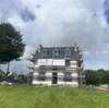 charpente en bois claire sur chantier de construction