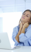 Femme reposant en méditant pour équilibre personnel