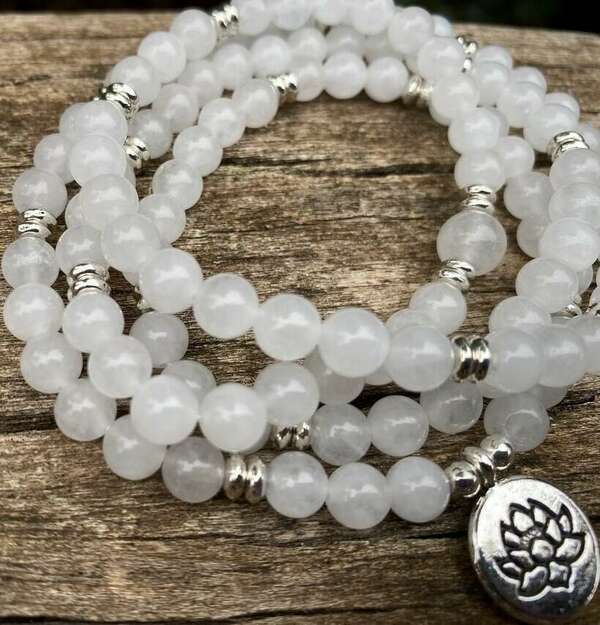 Bracelet Mala tibétain en Pierre de lune et médaille Fleur de Lotus