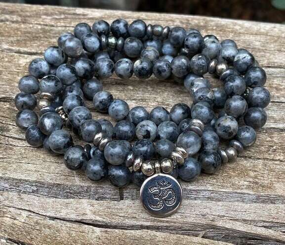 Bracelet Mala tibétain en Labradorite et médaille argentée Om