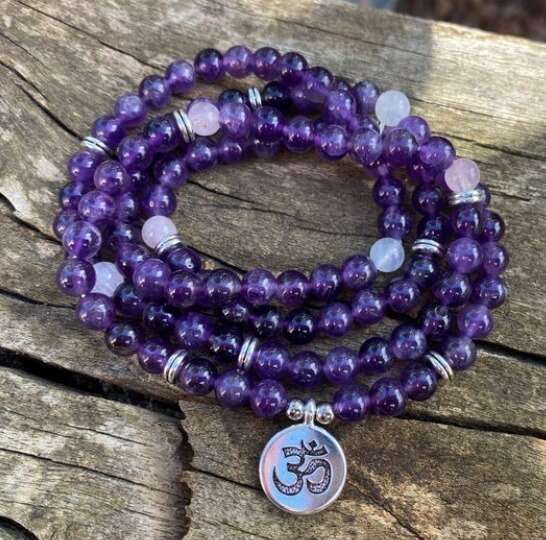  Bracelet Mala tibétain en Améthyste, Quartz Rose et Pierre de lune et médaille signe Om