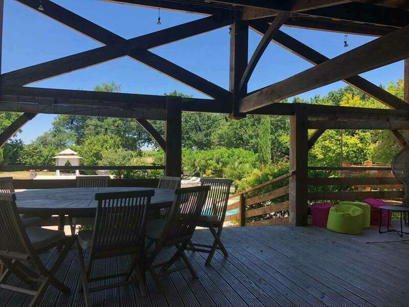 la_terrasse_donnant_sur_la_piscine