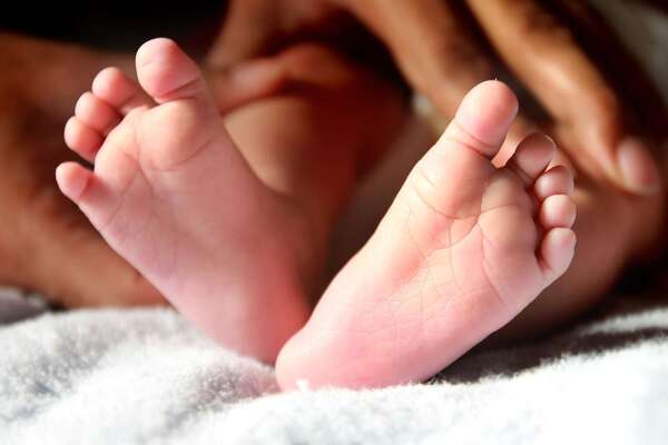 Troubles du sommeil chez l'enfant : l'accompagnement combiné de la réflexologie plantaire pédiatrique et des Fleurs de Bach