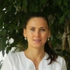 Portrait naturel de Martine souriante en lumière douce