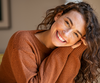 Jeune femme avec des dents alignées et un sourire esthétique