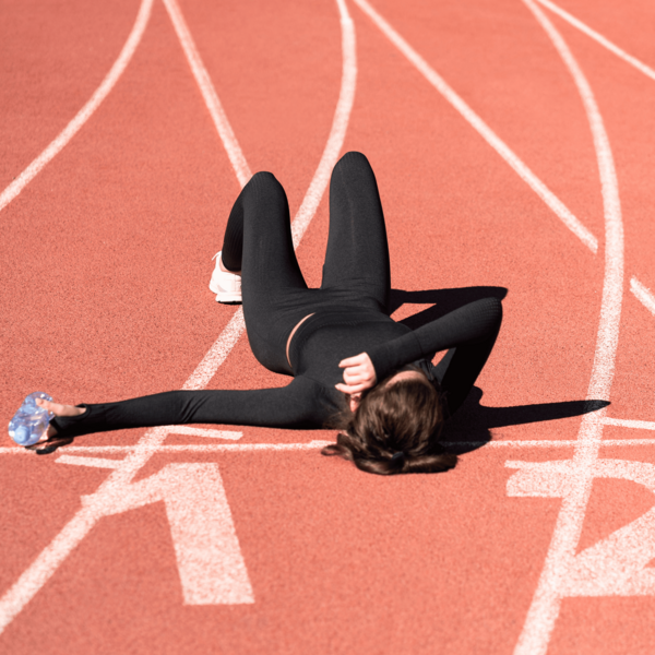 burn out sportif-récupération mentale-dépression après compétition-retrouver la motivation-surmenage sportif-fatigue mentale-reprise du sport-santé mentale-gérer ses émotions-récupération-coaching mental-accepter l’échec-matthis granet