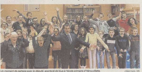 Le député en visite dans une classe 