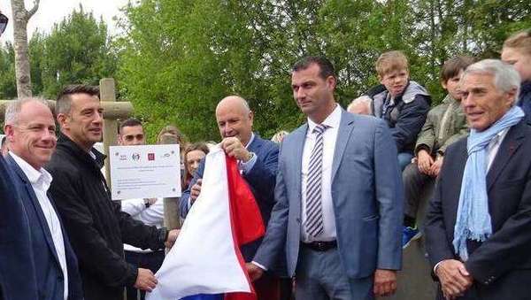Merville-Franceville - Un arbre pour les pupilles des sapeurs-pompiers