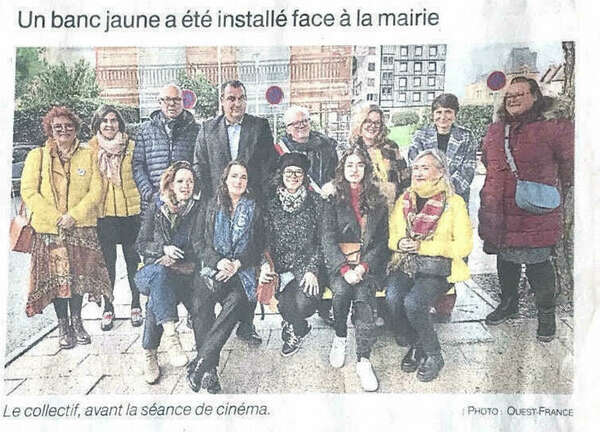 Un banc jaune a été installé face à la Mairie