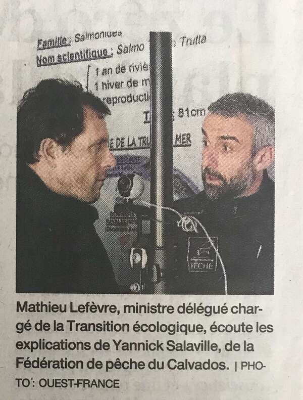 Un ministre en visite à la station de contrôle