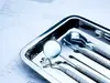 Chirurgien dentiste aidant à une bonne hygiene dentaire