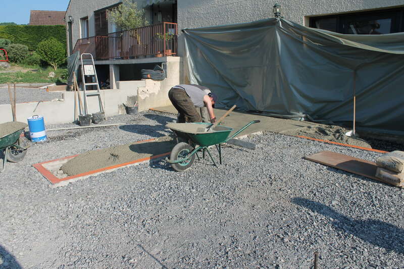 Travaux préparatoires création d'allée en béton désactivé