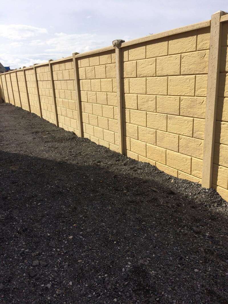 Création de clôture béton de type Nicolas de couleur ton pierre 