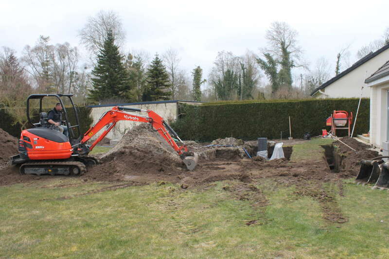 Terrassement et fond de forme pour piscine enterrée en zone humide.