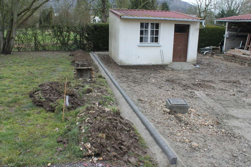 Aménagement extérieur avec finition en cailloux 6/20 jaune.