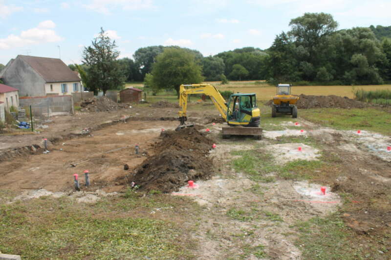 Terrassement pour l'implantation d'une future clinique vétérinaire avec aménagement extérieur et mise en oeuvre des diverses réseaux d'alimentation.