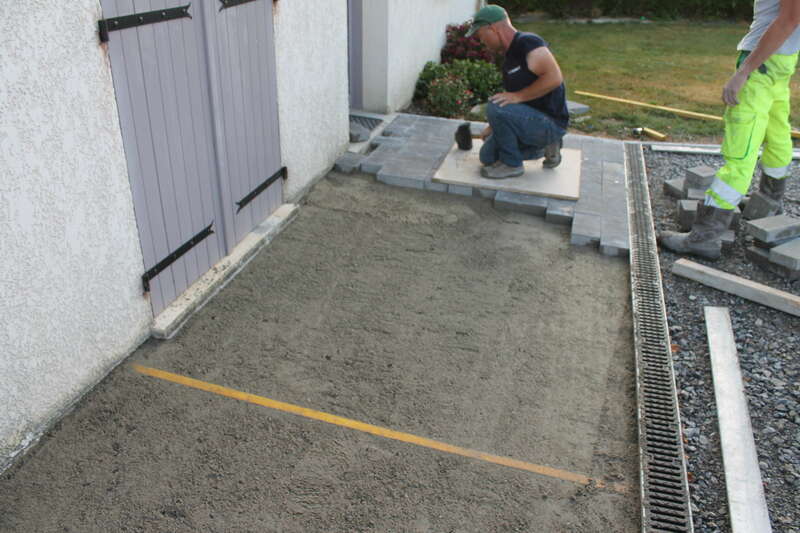 Aménagement de cour en pavés.