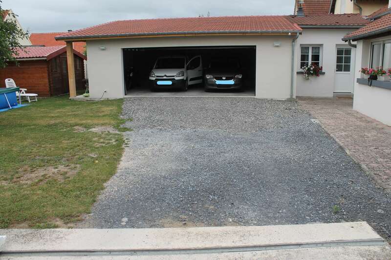 Photos de notre chantier d'aménagement extérieur en enrobé, pavés en délimitation et création de la terrasse en pavés 14/14 :
Avant, Pendant, Après.