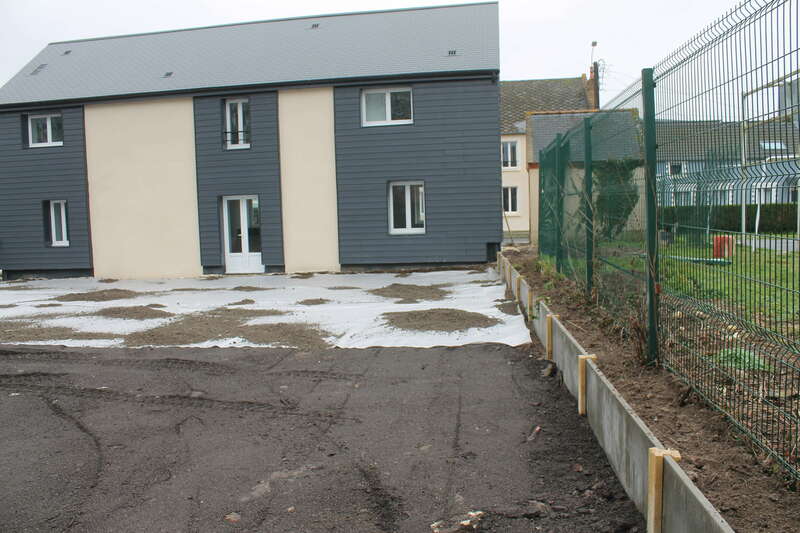 Aménagement de parking pour logement avec pose de portillon, clôture rigide et soubassement béton.