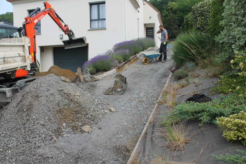 Aménagement des accès en enrobé : Avant/Après 