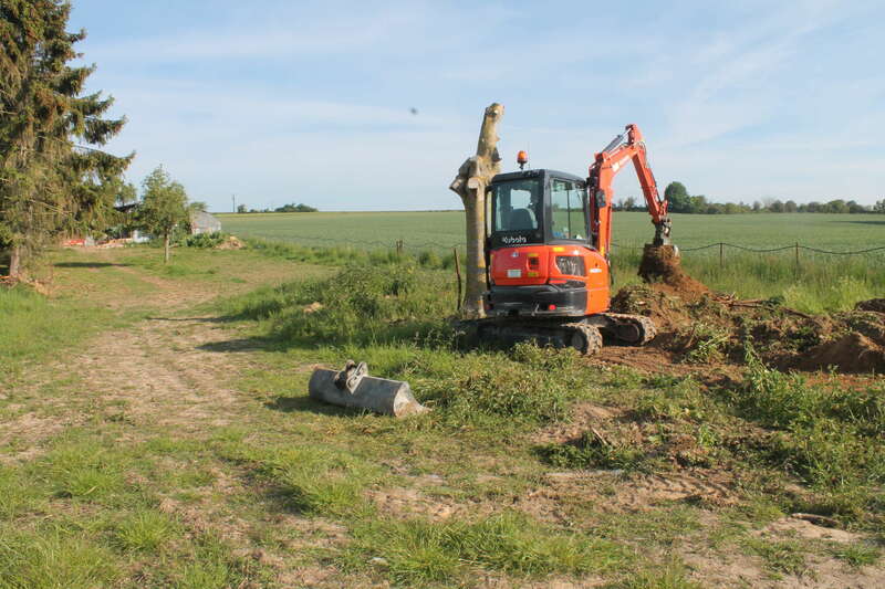Mise en place d'une filière assainissement non collectif avec une fosse toutes eaux, une dalle de répartition de charge, tranchée drainante et poste de relevage.