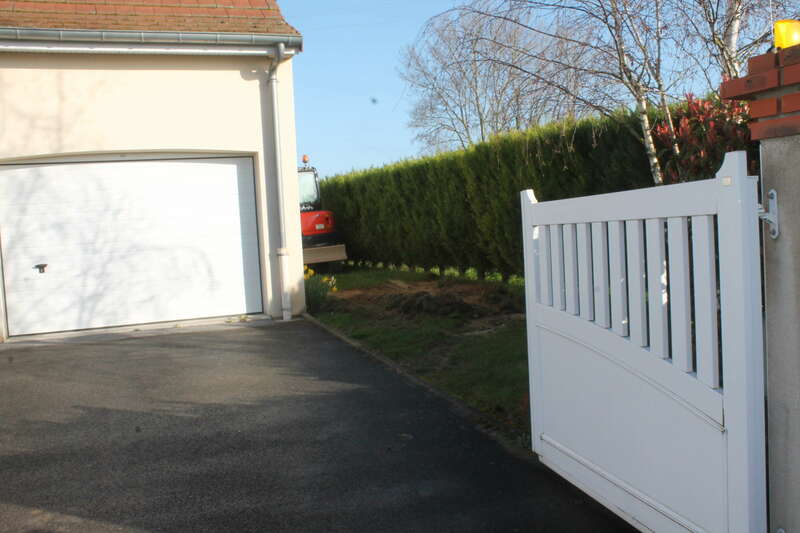 Une alternative à la pelouse pour un entretien sans effort.
Photos de notre chantier : Avant/Après