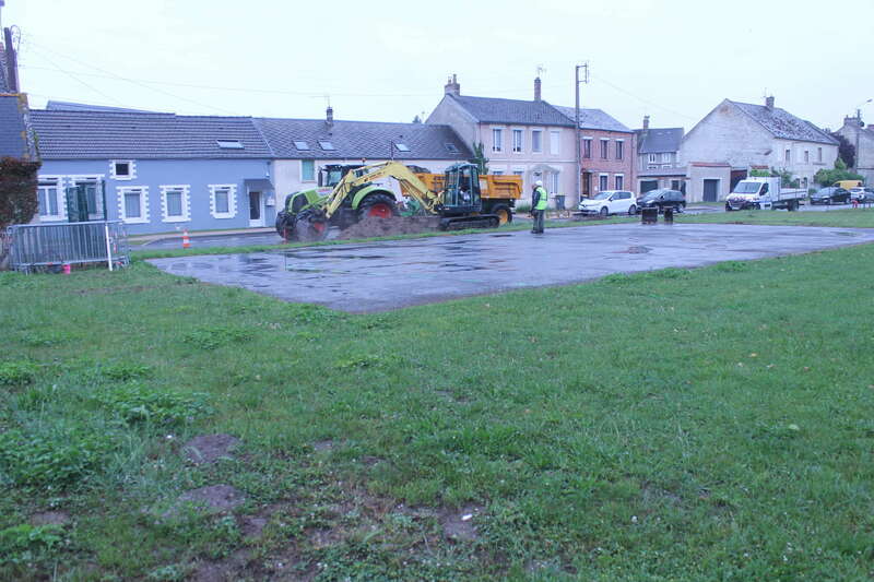 Terrassement, plateforme en enrobé avec parking pour futur City-Park