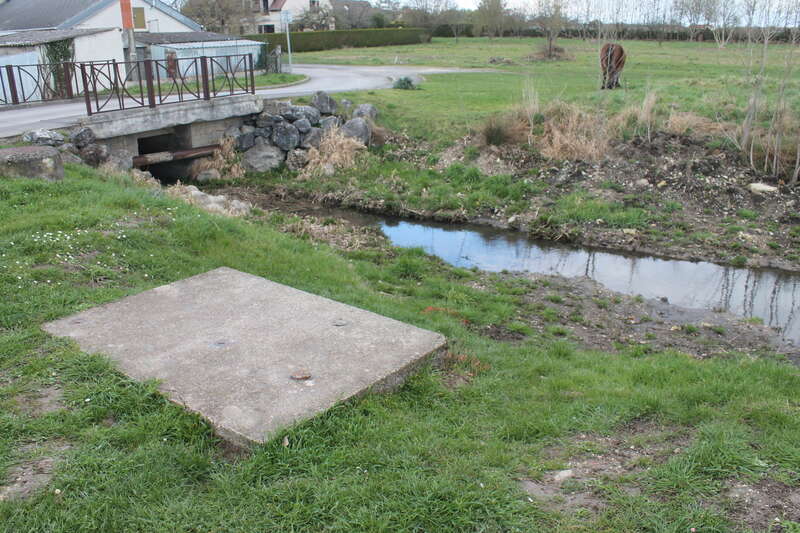Aménagement pour notre commune, création et pose d'un ponton en bois, création dalle béton pour futur table de pique nique et création d'un terrain de boule !