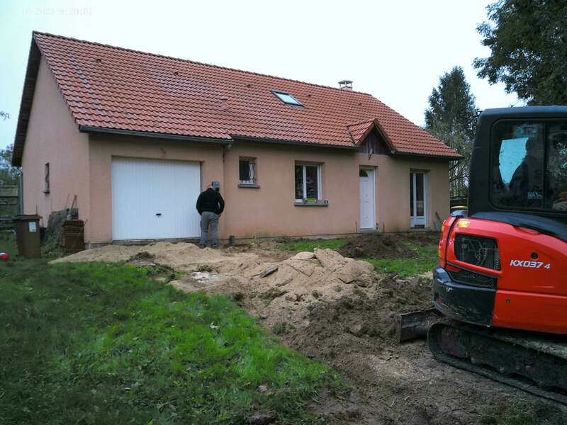 Aménagement des accès en enrobé avec borduration en pavés.