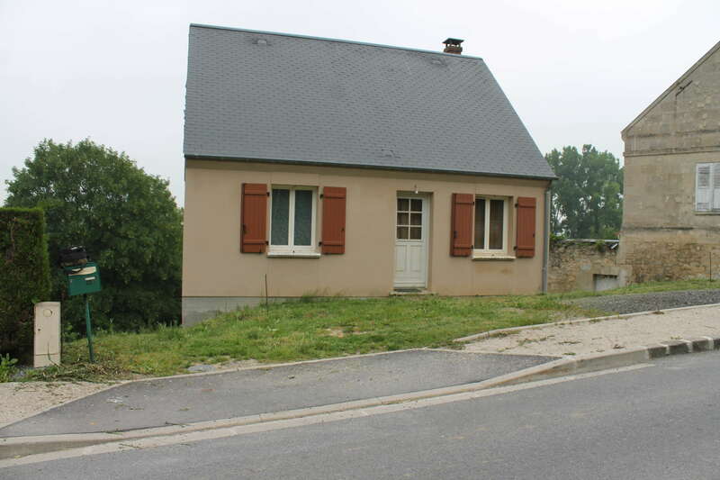 Aménagement extérieur de pavillon terrain en pente ! Terrassement et nivellement mise en oeuvre en cailloux , mise en place de plaque de béton de soutènement , pose de bordurette  et création d'un puits perdu avec raccordement gouttières. 