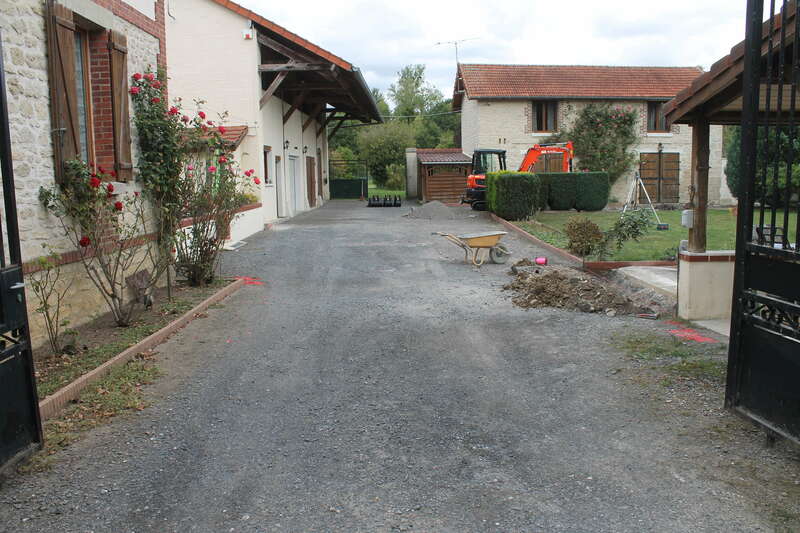 Aménagement avec pose de dalles stabilisatrices qui permettent de stabiliser des surfaces en pente ou des sols destnés à l'accès des voitures ou des piétons.