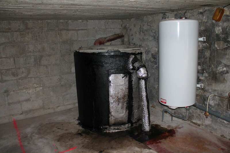 Changement d'une fosse dans un garage par une fosse toutes eaux 3000 L avec raccordement et muret de renfort autour de   la fosse.