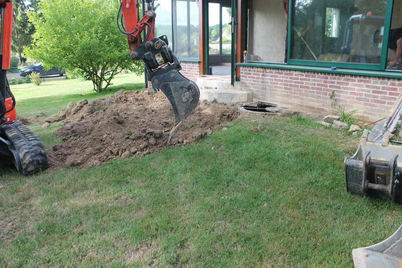 Intervention pour une remise aux normes de l'assainissement :
Shunter de la fosse existante avec raccordement et comblage intérieur véranda et installation d'une fosse septique toutes eaux 4000 L avec préfiltre incorporé.