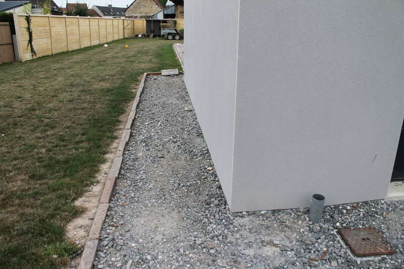 Aménagement tour de maison en pavés multicolores.