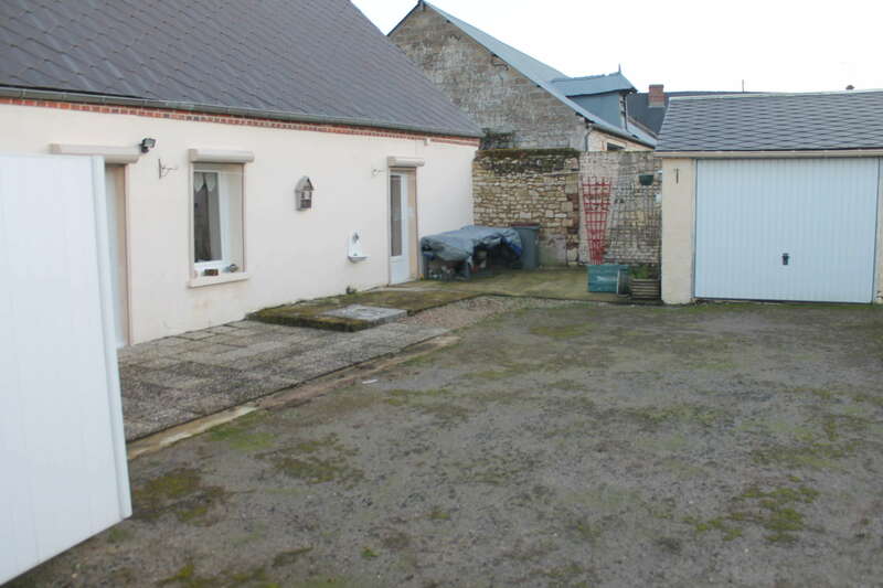 Mise en place d'une micro station avec lit d'épandage comprenant un regard de départ, un regard de bouclage et pose d'un film anti-contaminant côté limite de propriété.