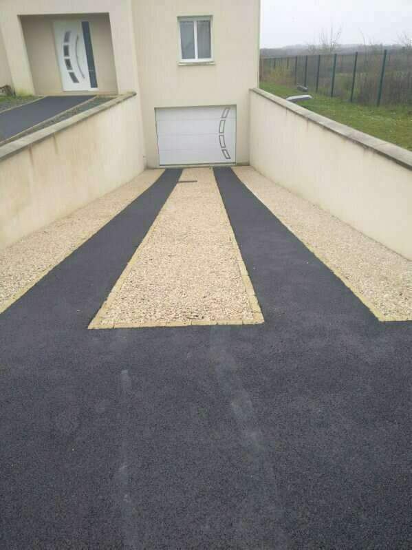 Après: aménagement en enrobé et nidagravel en gravillon ivoire rendu élégant et lumineux