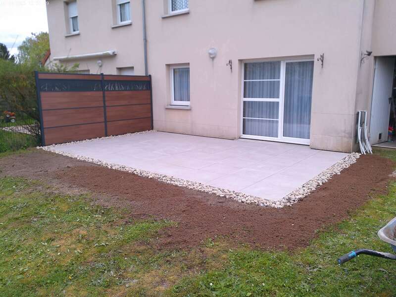 Après : Terrasse sur plot, clôture brun soleil et décor végétal 